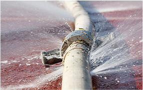 Burst pipe spraying water – emergency flooding and burst-pipe repair service by Bomba Plumbers.